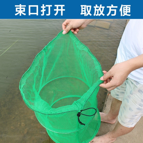 Рыба защищает быструю рыбную коробку против толстой рыбацкой рыбной сети рыбацкой сети.