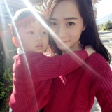 Осенний бордовый пуховик, трикотажный свитер, семейный стиль