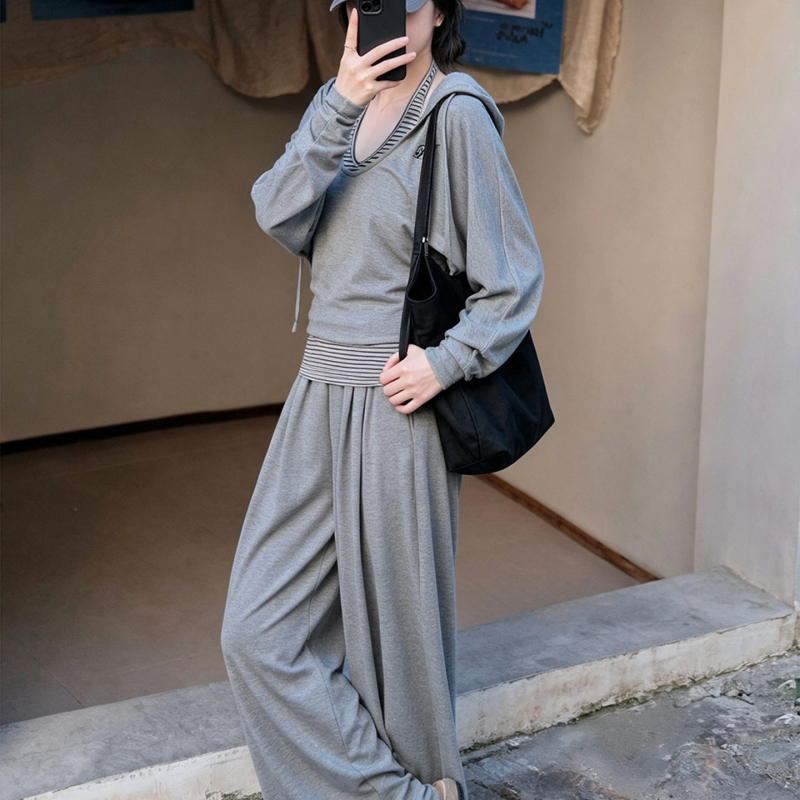 Relaxed and Stylish Korean-Style Gray Hooded Casual Sports Set for Petite Women, Height-Enhancing, 2026 New Early Autumn Outfit for Women Relaxed and Stylish Korean-Style Gray Hooded Casual Sports Set for Petite Women, Height-Enhancing, 2026 New Early Autumn Outfit for Women