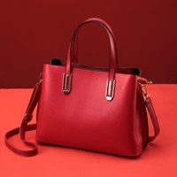 Рука -в мать -в -коричневую сумку