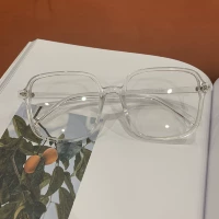 Прозрачная коробка -фавориты получают зеркальные сумки