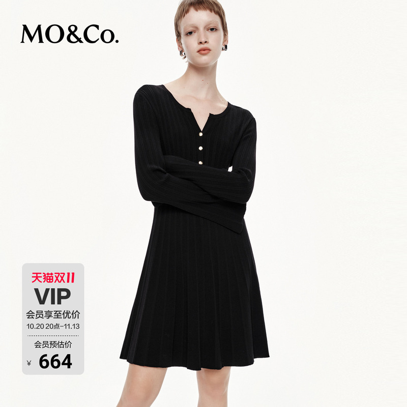 【Moco Outlet】Dress by Mo&Co. Spring and Autumn Embossed Gold Button Half-Open Front Waist-Cinching A-Line Knit Dress