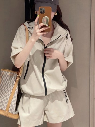 Повседневный спортивный костюм для женщин, лето 2026, популярная модель, тонкая солнцезащитная куртка с капюшоном, шорты с коротким рукавом, комплект из двух предметов