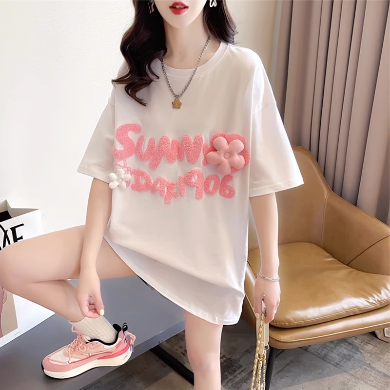 夏の女性用ホワイトストレートショルダー半袖Tシャツ、デザイン、ニッチなボトムスが欠けている、大きいバージョン、ゆったりとしたミドル丈のトップス、トレンディ