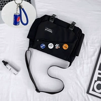 Черный+кола, висящий аксессуар+четыре случайных значка, выставляют быстрые волосы