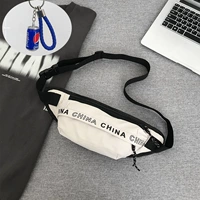 Есть четыре случайных значка белой колы, висящие украшения