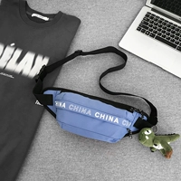 На синем динозавре есть четыре случайных значка