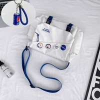 Белая+кола, висящие аксессуары+четыре случайных значка