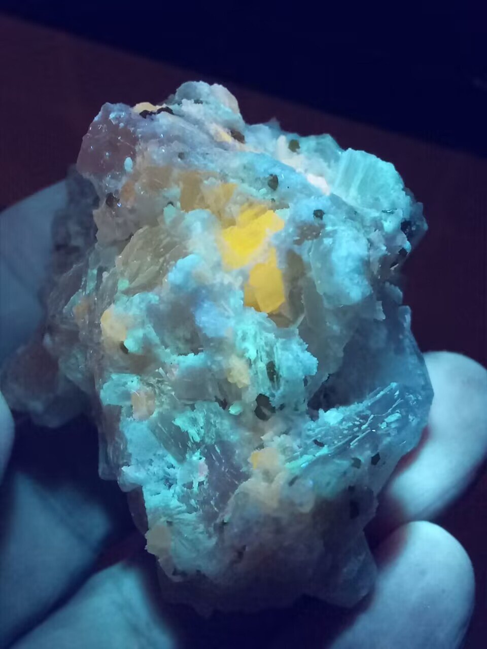 希少鉱物：鳳家山産シリカ・ホウ素・カルシウム共生ヒドロキシアパタイトおよびアパタイト天然原石を特別価格でご提供。