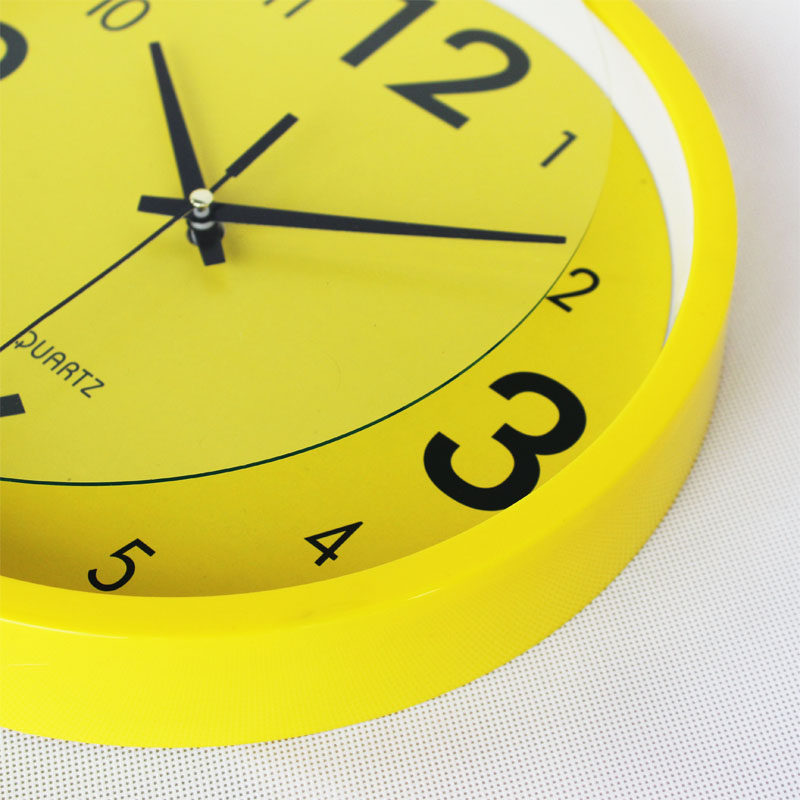 Trendy Wall Clock with Sweeping Seconds, Cartoon Style, Minimalist and Unique, Modern Children's Wall-Mounted Round Glass Clock