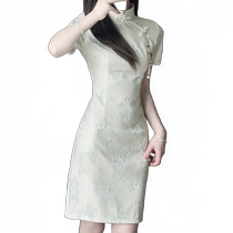 Robe cheongsam améliorée de style chinois pour femmes nouveau style jeune cintrée à la taille courte ligne a couvrant les hanches été 2024