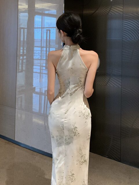 New Chinese-Style Retro Improved Cheongsam Dress with a Stylish Halter Neck, Elegant Socialite Waist-Cinching, Slim-Fitting Bodycon Dress for Women in Summer