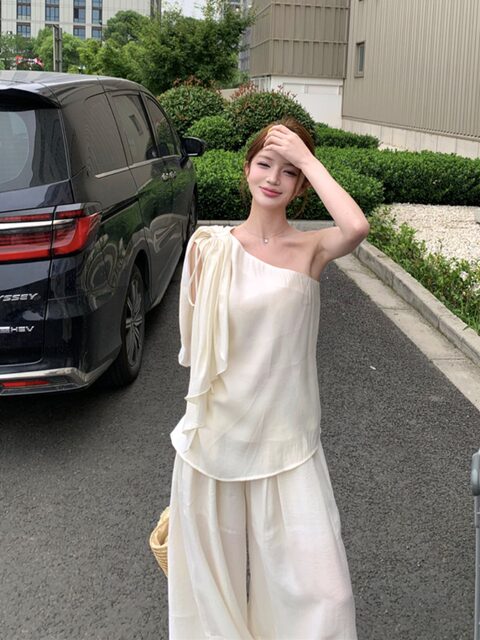 Beautiful Goddess-Like Textured Design Off-Shoulder Sleeveless Top with a High-End Feel, Loose and Slimming Wide-Leg Pants Early Autumn Set for Women