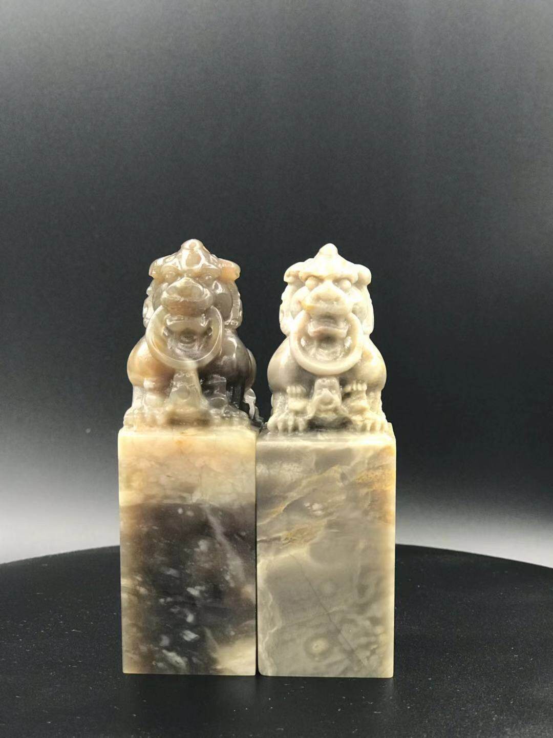 Bahrain stone lion button