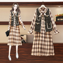 Fashion gestational woman 2021 spring new small balsamic wind horse chia grid foreign air display slim and slim fit dress Two sets