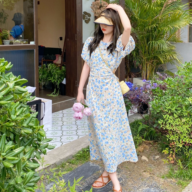 蓝色碎花抽绳镂空连衣裙泡泡袖收腰长裙