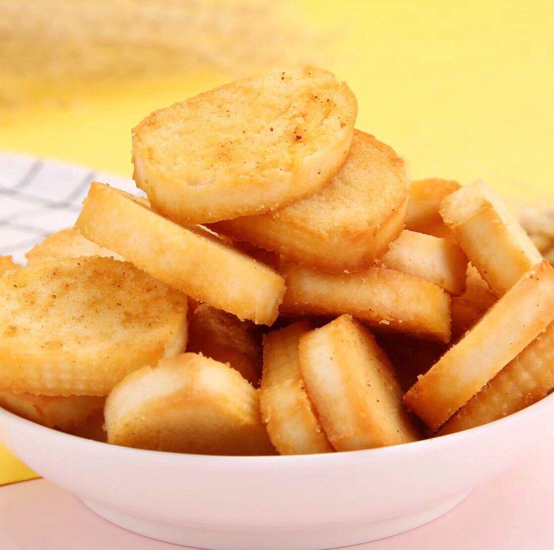 There is mold-like eggs, bread slices with bun and a kind of bread slices Khao small bun butyl FCL crispy bun and dry bulk original mix