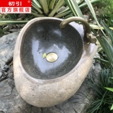 Каменный туалет, бассейн -садовый канал на горшках на открытом воздухе на открытом воздухе.