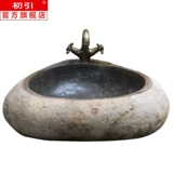 Каменный туалет, бассейн -садовый канал на горшках на открытом воздухе на открытом воздухе.