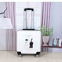 Белый черно -белый котенок