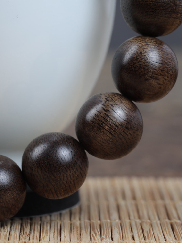 남성 및 여성을 위한 천연 베트남 회안 침향목 팔찌 오래된 소재의 불상 구슬 팔찌 정통 문화 장난감 야생 향기로운 나무 손잡이