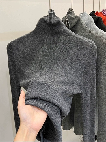 Белый цветной приятный телу приталенный пуховик, трикотажный свитер, лонгслив, высокий воротник, 2023