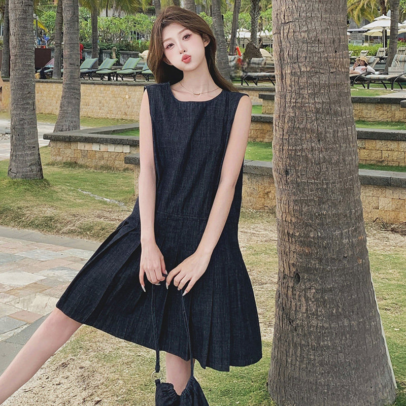 深蓝无袖连衣裙，甜酷少女的青春宝藏！_连衣裙_淘宝服装网