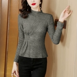 Осенняя приятная телу футболка, высокий воротник, коллекция 2023, яркий броский стиль, облегающий крой, в западном стиле, по фигуре