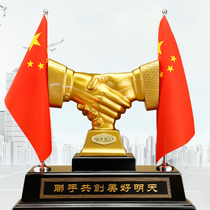 Cooperation and win-win handshake ornaments sent to the boss leader friend office desktop creative flag business gifts