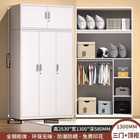 Чистый белый тридверный трехдверный шкаф