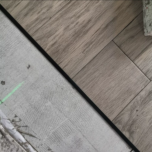 Алюминиевая сплава T -образная полоса, металлическая плитка и деревянная полость, декоративная фоновая стена Потолок закрывающе