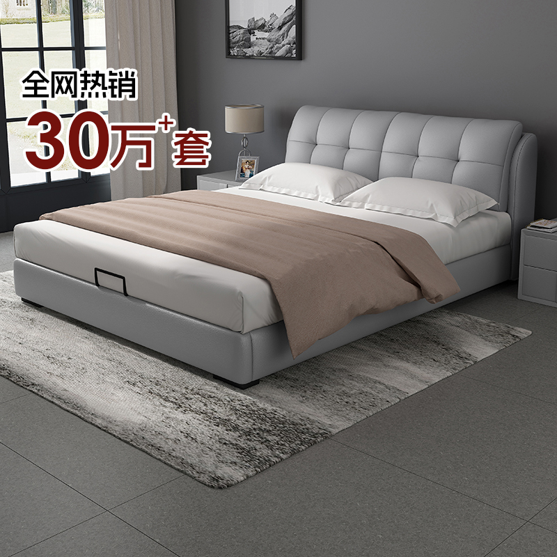 モダンでシンプルなレザーベッド、イタリアンスタイルのダブルマスターベッドルーム、北欧風のライトと高級ネット、レッドインストレージ、ソフトパック、グレーのベッドの雰囲気