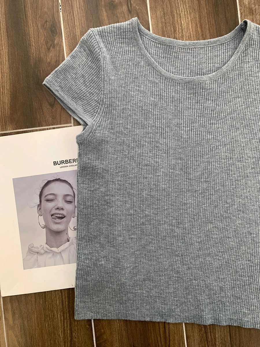 Который выглядит как запрос на перевод: перевести на русский: "Knitted fashionable short sleeve T-shirt, design silk wrench, french style, trend of season"