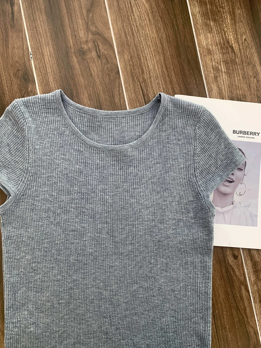 Который выглядит как запрос на перевод: перевести на русский: "Knitted fashionable short sleeve T-shirt, design silk wrench, french style, trend of season"