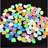 Около 100 светящихся светящегося камня