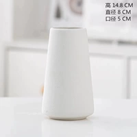 Маленькая простая белая бутылка (не вода)