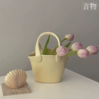 Бутылка молочно-белого цвета (не вмещает воду)