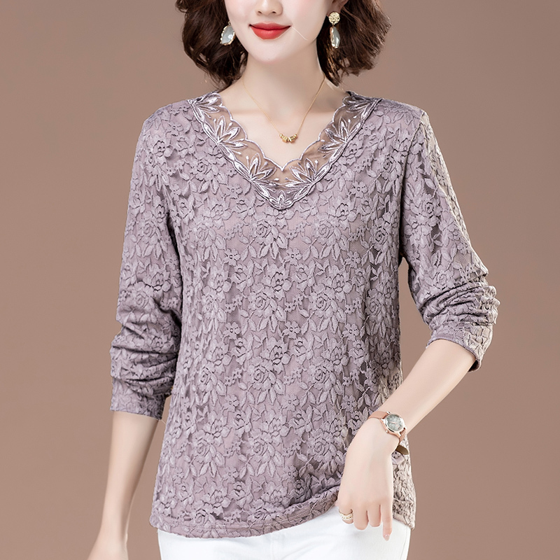 Middle-Aged Mother's Fleece-Lined and Thickened Lace Base Shirt for Women, New Autumn and Winter Inner Wear, Plus-Size Lace Top, Stylish Blouse