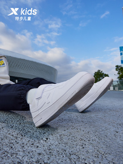 特步童鞋儿童板鞋男童春秋季经典低帮小白鞋女童休闲运动白色鞋子