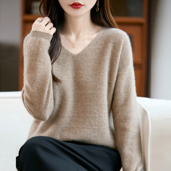 First-line ready-to-wear with soft and waxy v-neck sweater