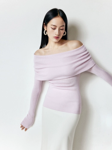 Трикотажный базовый приятный телу свитер, облегающий крой, открытые плечи