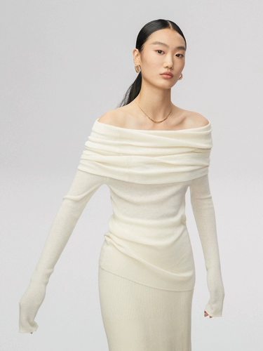 Трикотажный базовый приятный телу свитер, облегающий крой, открытые плечи