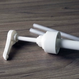 Пластиковое пластиковое арахисовое масло ведро с водой.