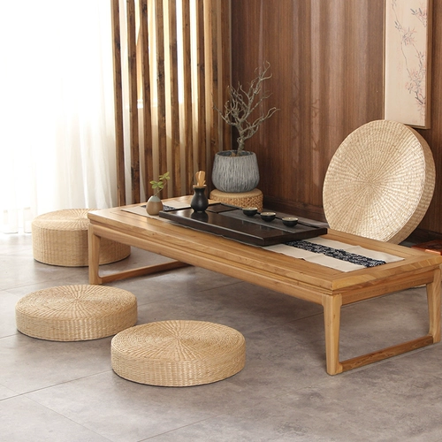 Японская стиль трава с травяной, подушка для пола на полу татами, поклонение подушкам Будды, на коленях подушка чай