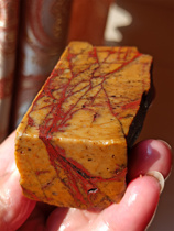 Authentic Changhua Laokeng Dig Tianhuang ground chicken blood stone wool material can be used as small ornaments with the seal. I picked it up when I bought it.