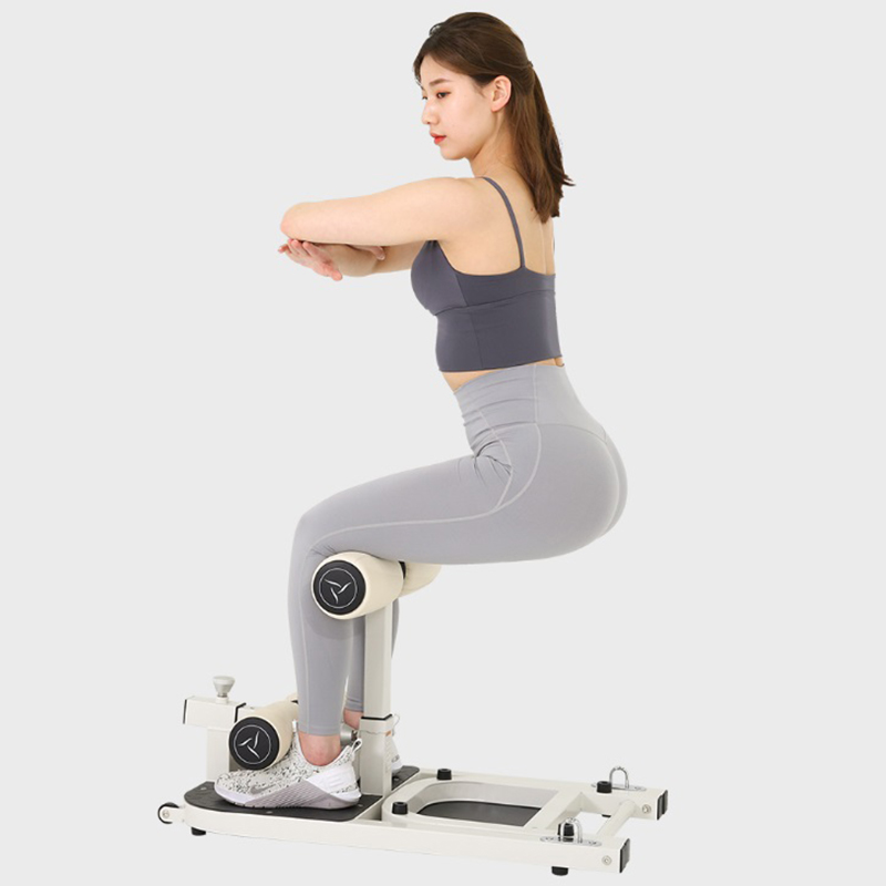 The girl squats down and squats down and squats up at home. The trainer lifts the buttocks and buttocks. The artifact is the core equipment for buttocks and legs.