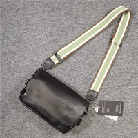 Зеленое плечевое ремешок с черными уколами