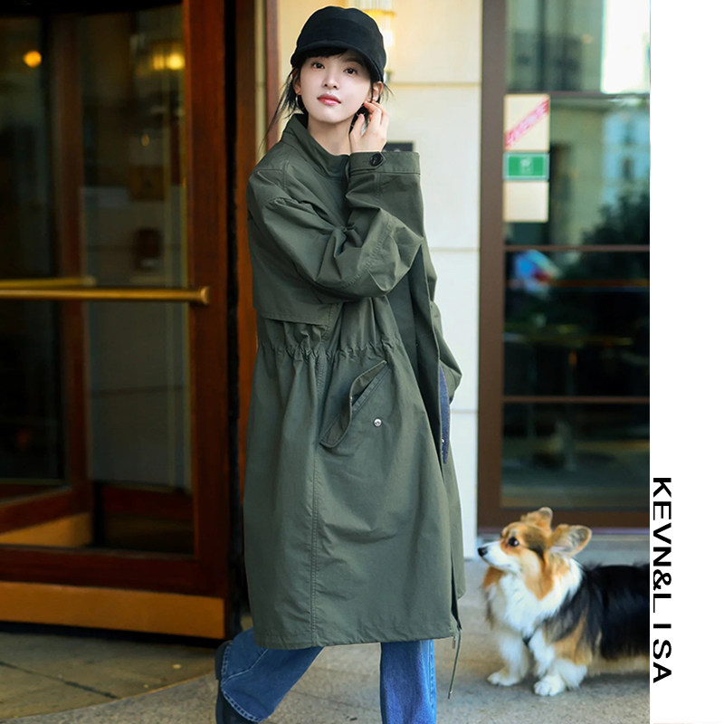 張若楠のアメリカンレトロミリタリーグリーントレンチコート、スタンドカラーのパーカ、ミドル丈ワークウェアコート、2025年秋冬コレクション