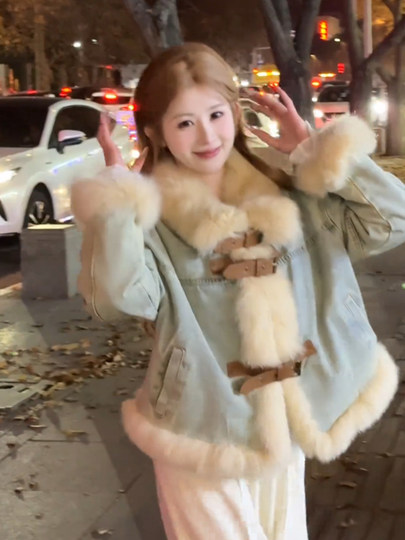 Chaqueta corta acolchada cálida de temperamento pequeño para mujer, chaqueta vaquera de felpa estilo Fried street, otoño e invierno, 2025