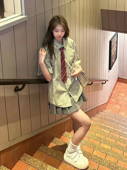 韩版学院风绿色条纹短袖衬衫女2025夏季高级感宽松百搭甜美jk衬衣